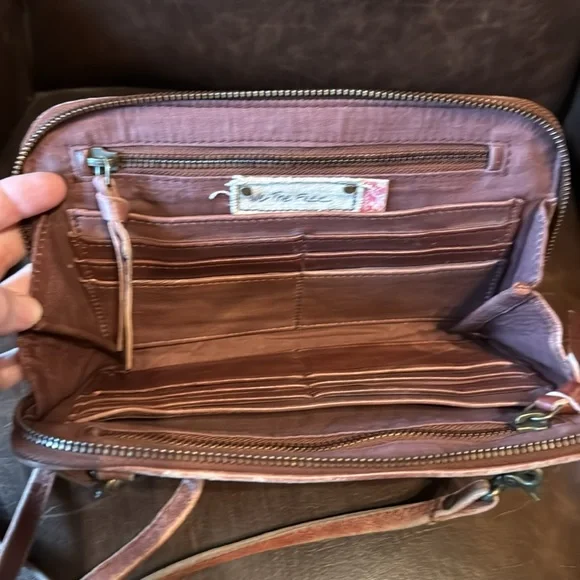 Can be used as a clutch or crossover. - Picture 4 of 5